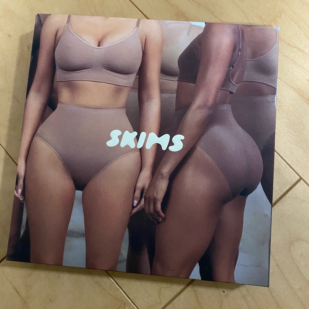 SOLD: SKIMS: SCULPTING HIGH WAIST BRIEF